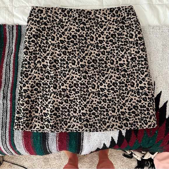 LOFT Dresses & Skirts - LOFT animal print skirt, mini style, size 6